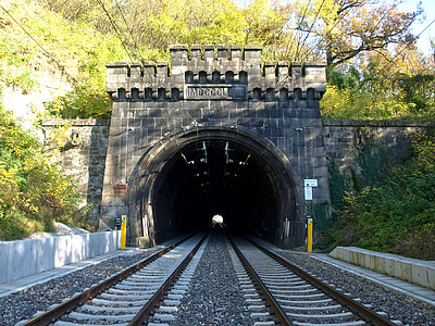 Melk, wachbergtunnel, Tympanon, tunnel portal, reailway, railsroad, spor