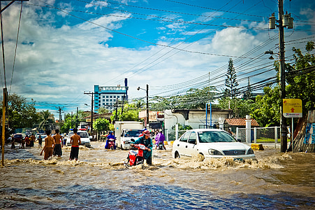 inundación, tiempo en, días de lluvia, fuertes lluvias, personas, calle