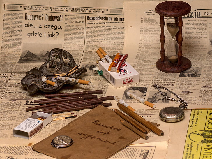 Tihožitje, peščena ura, ura, stari časopis, cigarete, kajenje, dokument