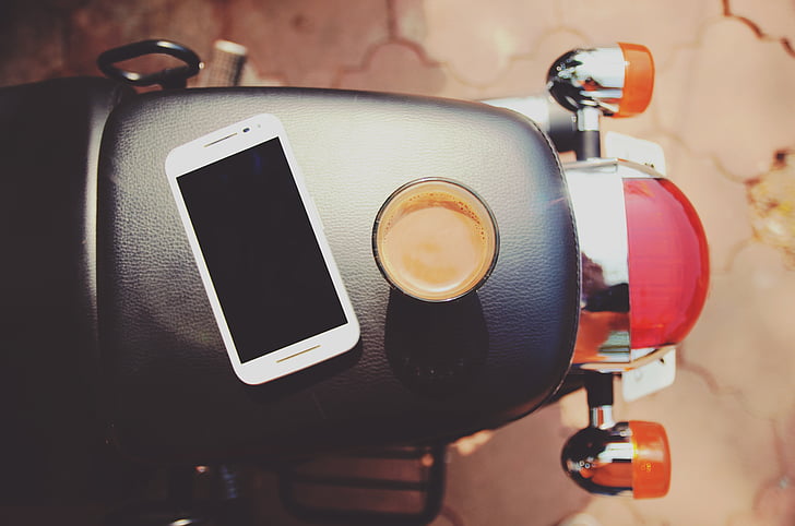 เครื่องดื่ม, กาแฟ, อิเล็กทรอนิกส์, โทรศัพท์มือถือ, รถจักรยานยนต์, คนไม่, สมาร์ทโฟน
