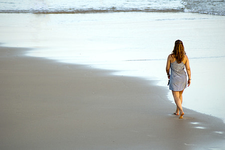 το σαββατοκύριακο, γυναίκα, παραλία, με τα πόδια, βόλτα, νερό, κύματα