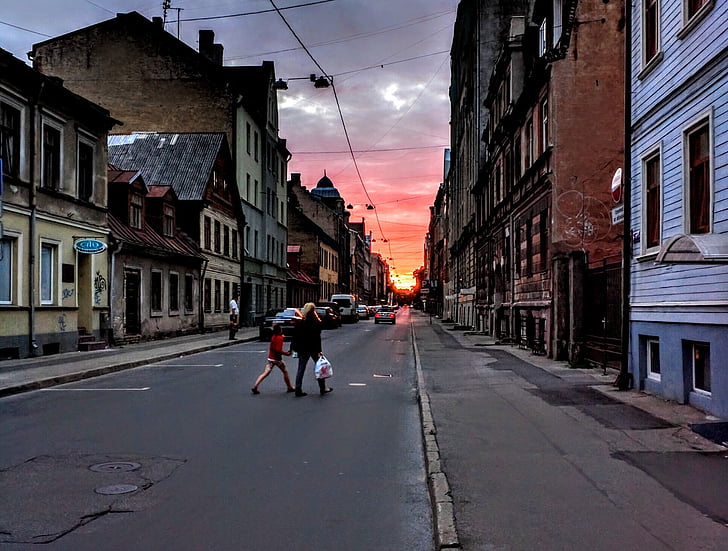 Riga, Lettland, baltiska staterna, solnedgång, Road, Street, Urban scen