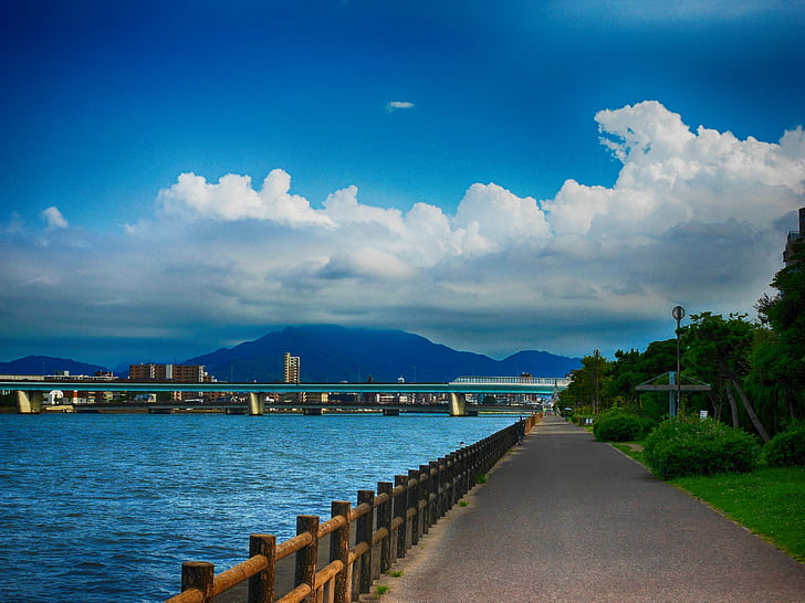 musim panas, langit biru, Menjulang tinggi awan cumulus diamati, pejalan kaki, muromi, Muara, atagohama