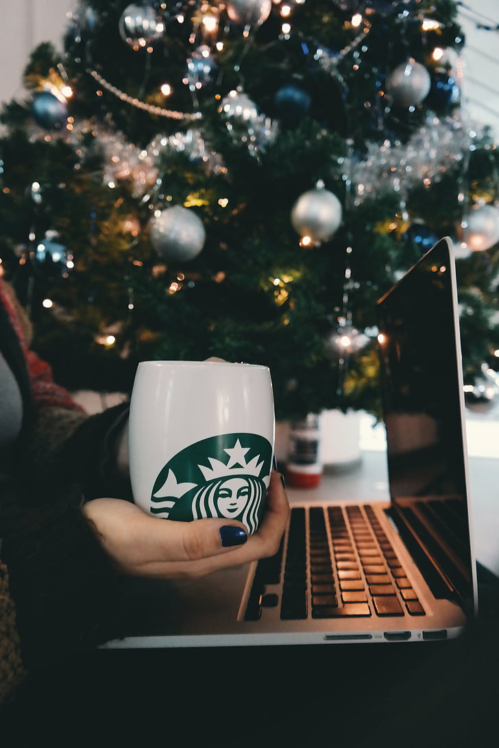 Nadal, decoració de Nadal, arbre de Nadal, cafè, ordinador, decoració, mà
