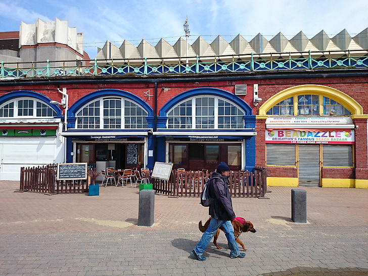 Ferry terminal, Brighton, gyalogosok, séta a kutya