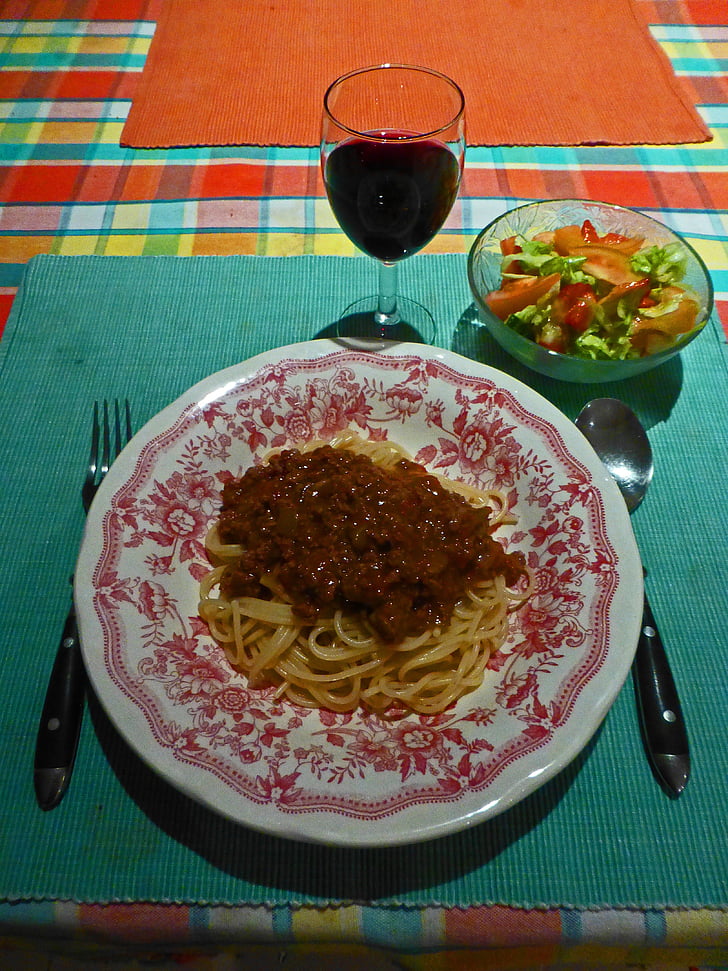 eten, spaghetti, salade, rode wijn