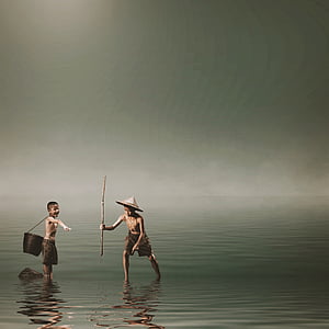 muchachos, pesca, lanza, agua, Vietnamita, captura, primitivo