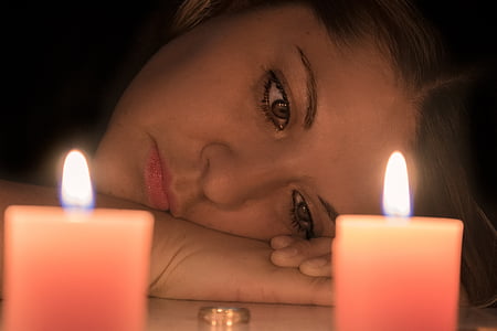 moters veidas, santuokos nutraukimo, liūdesys, žvakės, viso gero, atsisakymas, žvakė