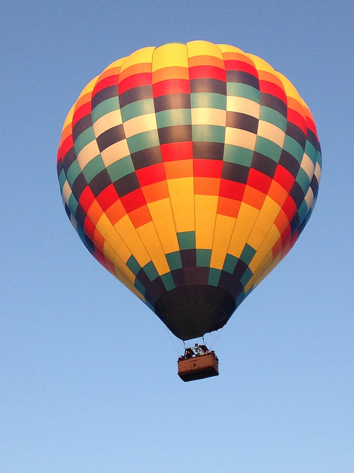 Fahrt mit dem Heißluftballon, Ballon, heiße Luft, fliegen, Farben, Blau, gelb