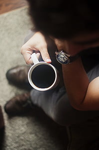 homme, Holding, noir, céramique, Mug, café, à l’intérieur