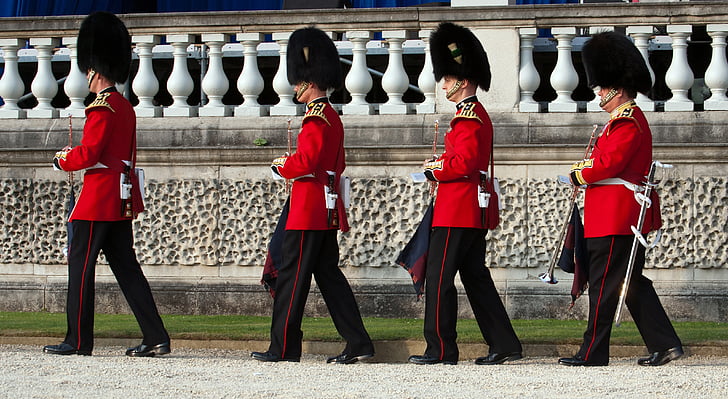 trumpetista, fanfára trubačů, uniformy, šaty meč, pochodující v řadě, Buckinghamský palác, Slavnostní korunovace
