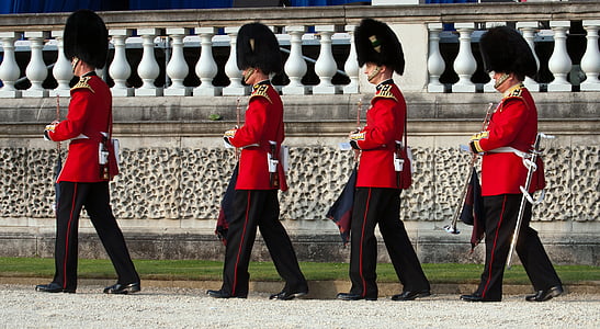 Trombitás, trombitások fanfár, egyenruha, ruha, kard, menetelő sorban, Buckingham-palota, koronázási gála
