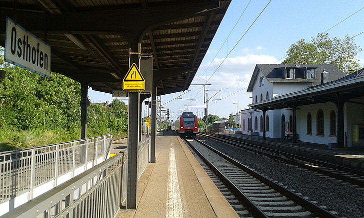 Nemecko, Rheinhessen, Osthofen, železničná stanica, štít, vlak