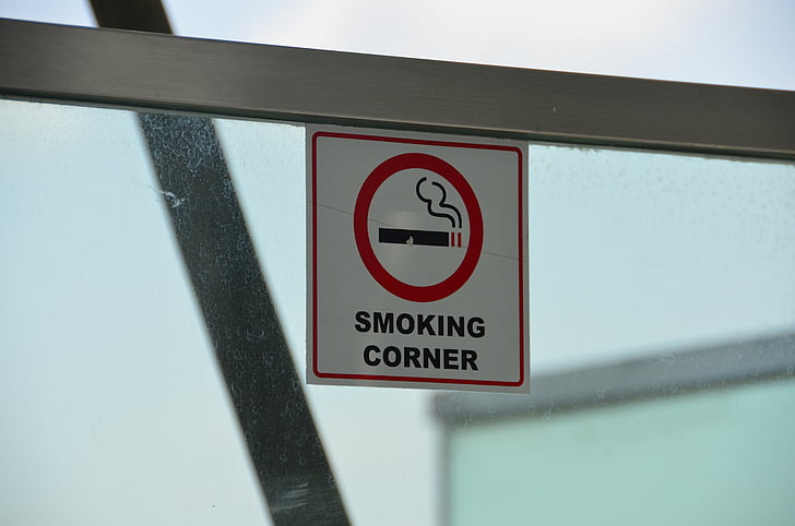 Suitsetajad nurgas, keelatud, sigarettide