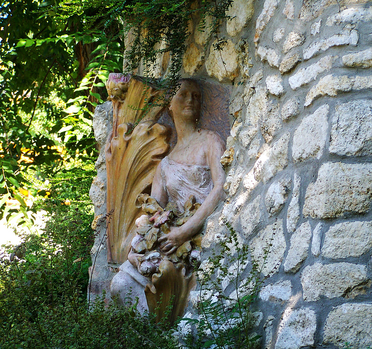 Statua, figura femminile, nel quartiere quartiere culturale Zsolnay, Pecs