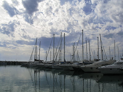 порт, лодки, платноходки, облаците, море