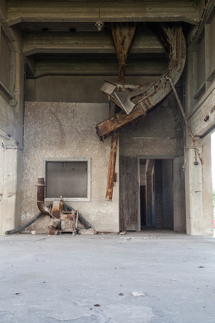 ventanas rotas, pared de ladrillo, fábrica abandonada, vacío, abandonado, roto, fábrica