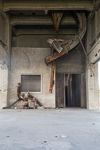 Razbijeni prozori, zid od cigle, napuštena tvornica, prazan, napuštena, slomljena, tvornica
