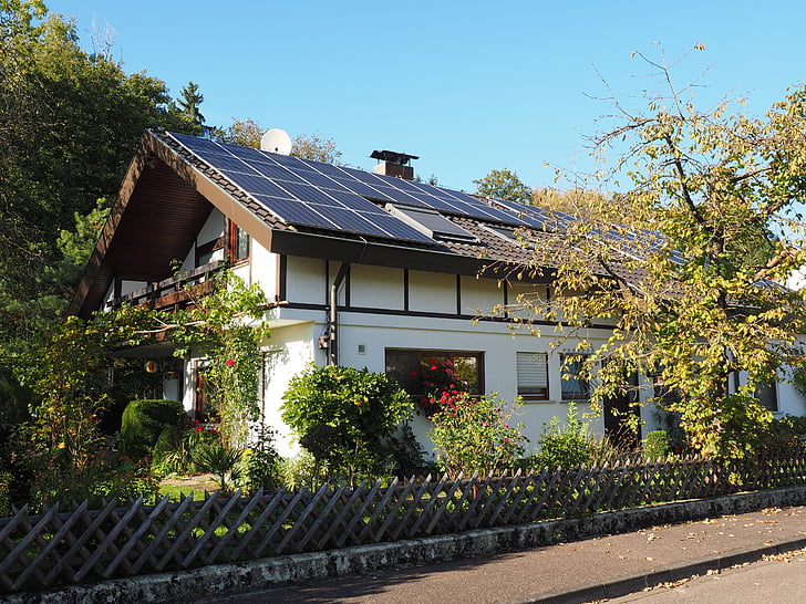 Casa, telhado de casa, células solares, sistema solar, cerca do jardim, cercado, ao vivo