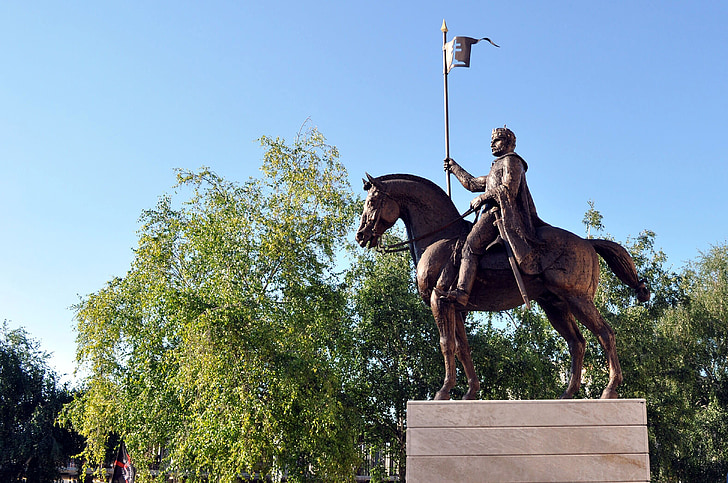 St Etienne, Komárom, hautes-terres, roi de Hongrie, cheval, statue de, architecture