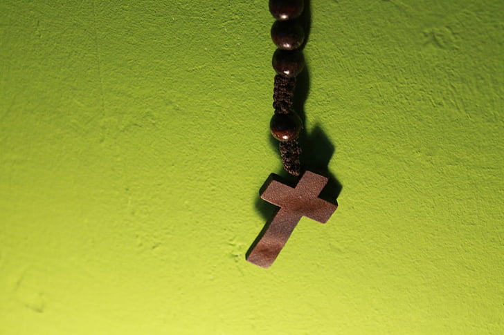 križ, drveni križ, molitveni lanac, krunica, kršćanstvo, vjera, zelena boja