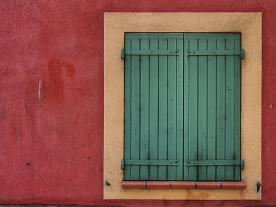 rød, grønn, skodder, vinduet, vegg, tre - materiale, arkitektur
