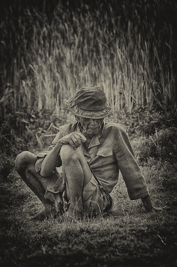 old man, black and white portrait, extreme poverty, poor country, madagascar, vignette, picture