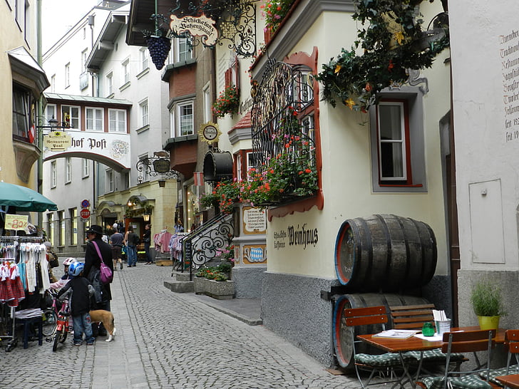 Tirol, calle, casas, barriles de