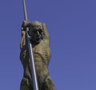 sodo skulptūros detalė, Grand arc-boutant, skulptorius Nikolajus lavarenne, mėlynas dangus