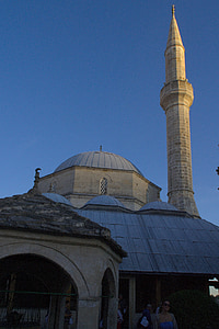 Bosnia-Herzegovina, Herzegovina, Mostar, Koski mukesh pasa Mezquita, noche, puesta de sol, religión