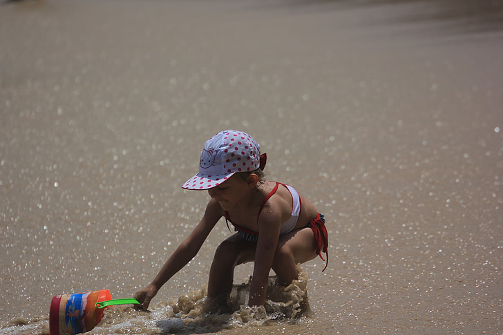 παραλία παιδιά, παίζοντας τα παιδιά, το μικρό κορίτσι