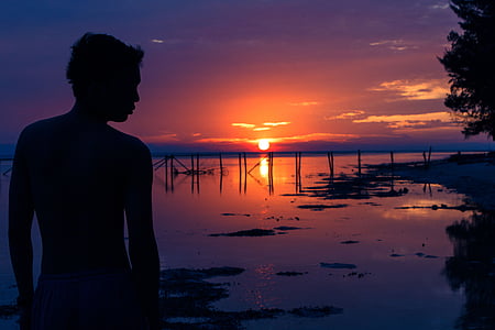 puesta de sol, silueta, paisaje, una persona, mar, reflexión, agua