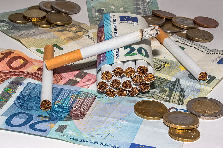 cigarrets, Bitllet de Banc, cigarrets, cigarreta encesa, cendra, bitllets d'Euro, poc saludables