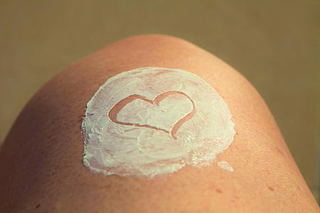 protetor solar, skincare, pele saudável, coração, cuidados com a pele, aplicação de, beleza de cuidados da pele