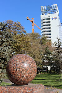 marmorinen pallo, puut, taivas, Rostov na donu