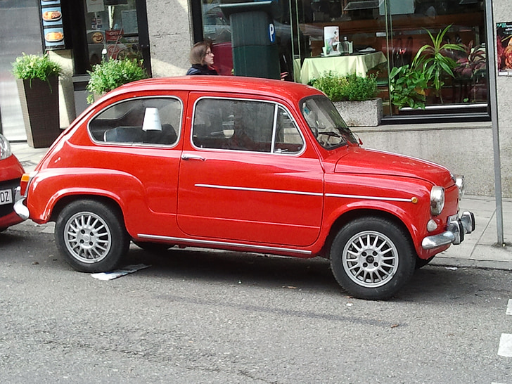 six cents, Espagne, Vintage, petite voiture, voiture rouge, stationnement dans la rue