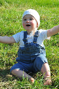 anak kecil, tangan diangkat, padang rumput, topi, matahari
