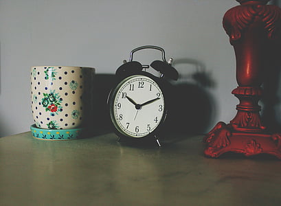 relógio despertador, relógio, caneca, sombra, tabela, tempo, vintage