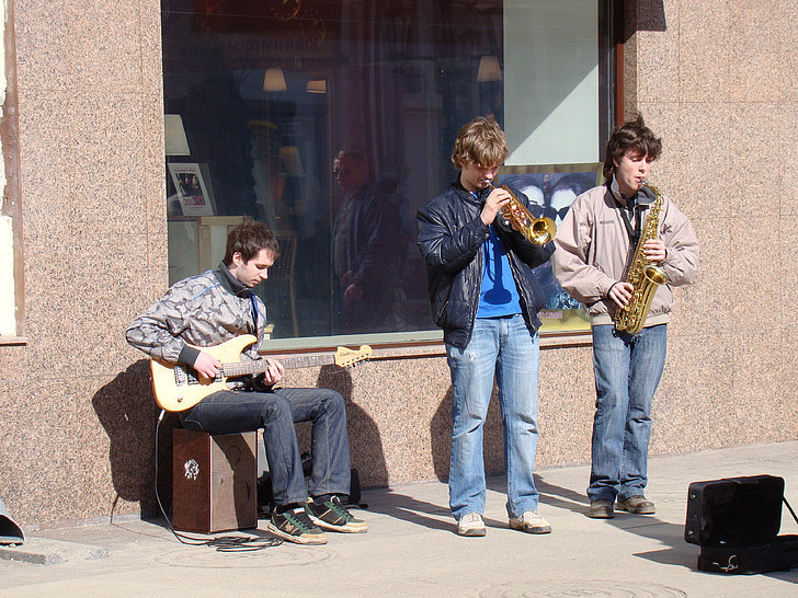 musiciens de rue, été, Dim, rue, bâtiment, vitrine, musicien