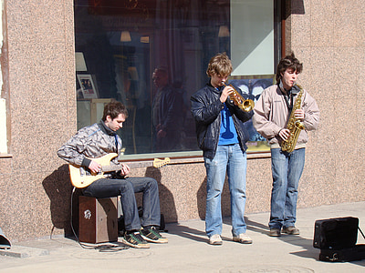 улични музиканти, лято, слънце, улица, сграда, витрина, музикант