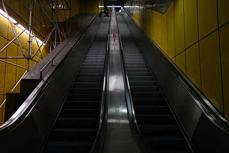 eskalators, garš, pa kāpnēm, metro, rullīšu platforma, pieturēšanās stieņi, skrejceļš