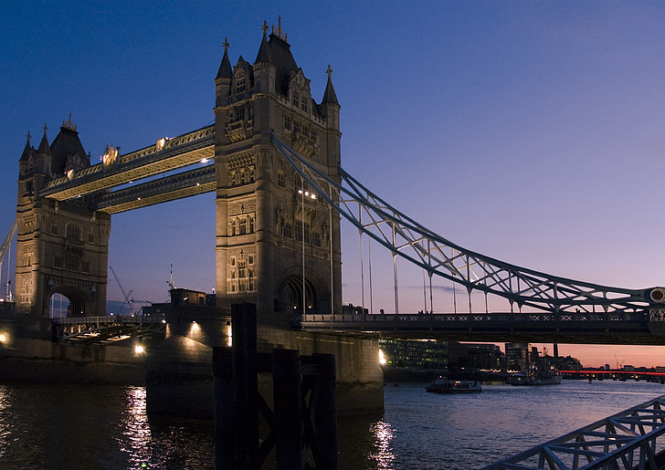 London, spomenik, reke Temze, somrak