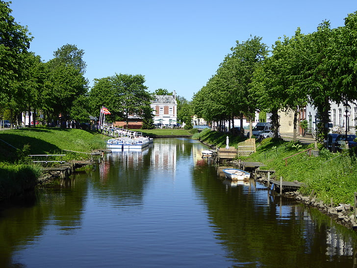 canal, en el nucli de la ciutat, l'aigua