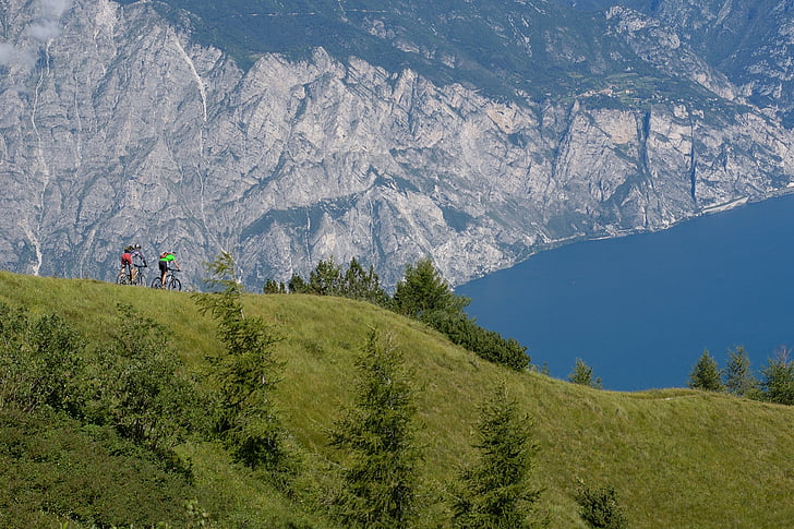 Garda, maastopyöräilijät, Lake, Lago di garda, vuoret, Rock seinä, kesällä
