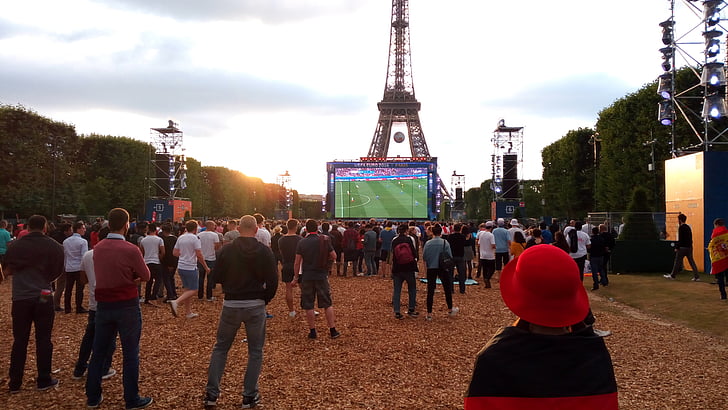 euro 2016, Párizs, Champ de mars, Fan zone, az emberek, tömeg