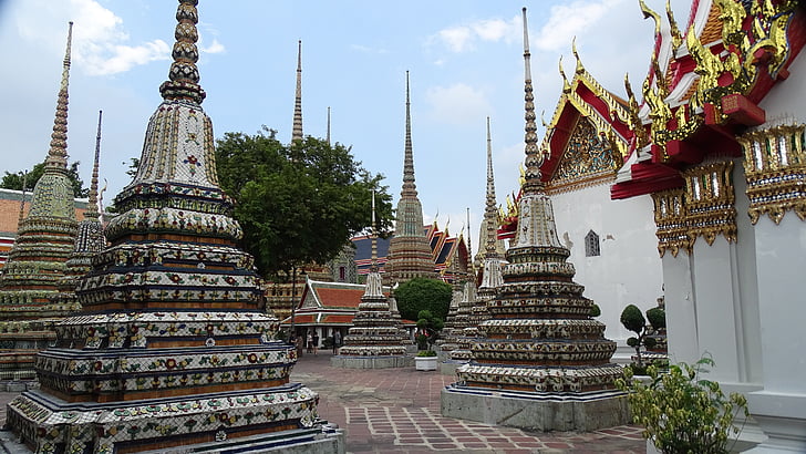 Stupas vid wat po, templet, buddhistiska