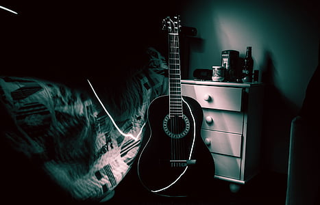 kitara, soba, glasba, lightpainting, svetlobe, postelja, temno