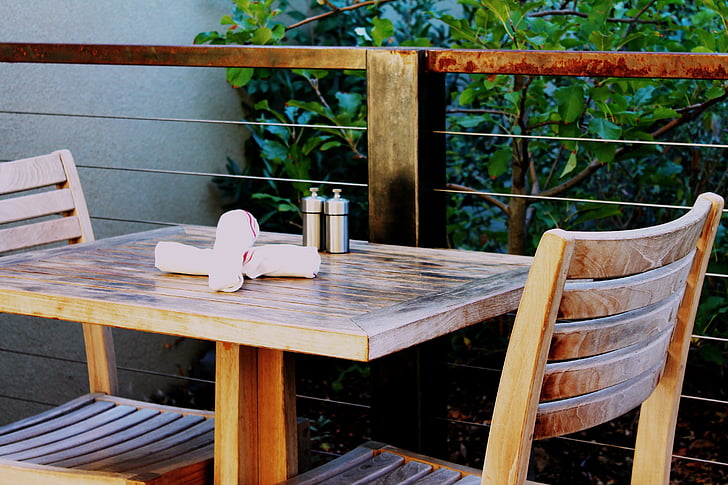 table de patio, allocation des places extérieure, terrasse de restaurant, restaurant d’ambiance extérieure, mobilier d’extérieur, table et chaises, un dîner décontracté
