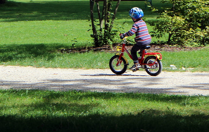 enfant, roue, en voiture, cyclistes, piste cyclable, vélo, piste cyclable