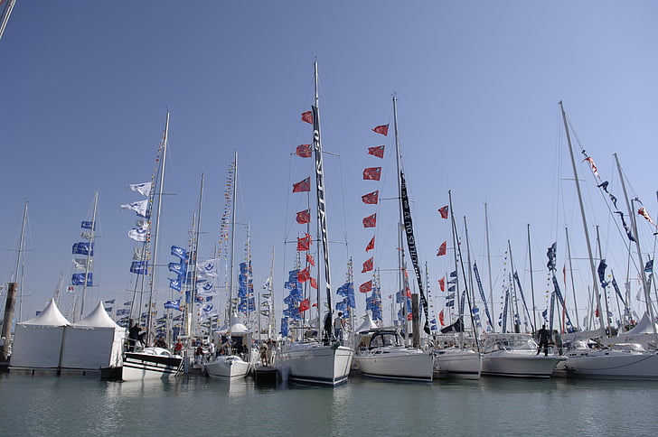 bådene, stor tilstoedende skanseklaedning af den lille sten, Boat show, Charente-maritime, flag, port